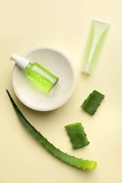 Produk Kosmetik Yang Berbeda Dengan Aloe Pada Latar Belakang Cahaya — Stok Foto