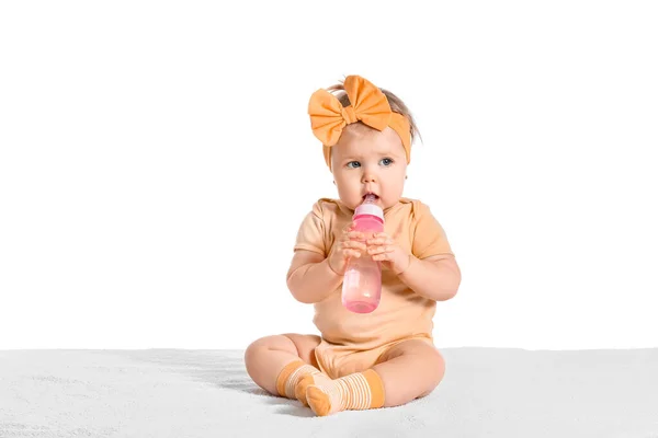 Nettes Baby Mädchen Trinkt Wasser Aus Flasche Auf Weißem Hintergrund — Stockfoto