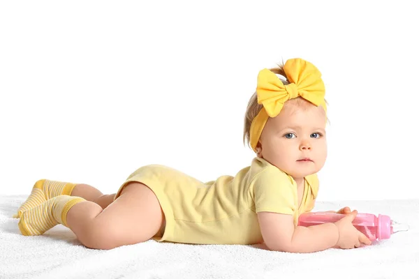 Linda Niña Con Botella Agua Sobre Fondo Blanco — Foto de Stock