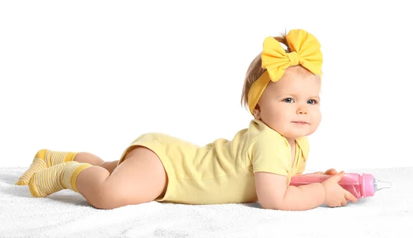 Bébé Fille Mignonne Avec Bouteille Eau Sur Fond Blanc — Photo