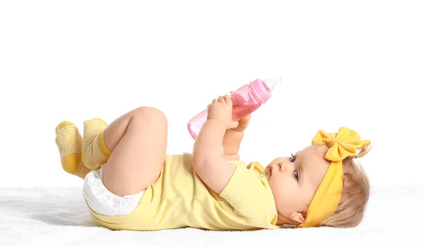 Bébé Fille Mignonne Avec Bouteille Eau Sur Fond Blanc — Photo