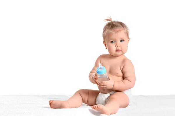 Bébé Fille Mignonne Avec Bouteille Eau Sur Fond Blanc — Photo