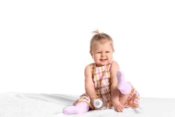 Bébé Fille Mignonne Avec Bouteille Eau Sur Fond Blanc — Photo