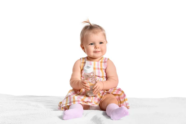 Bébé Fille Mignonne Avec Bouteille Eau Sur Fond Blanc — Photo