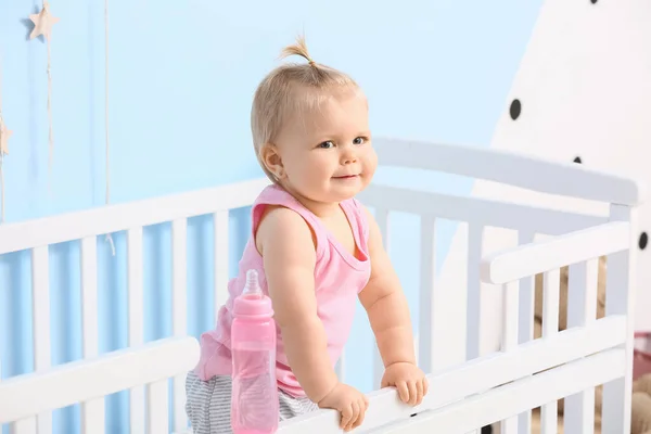 Nettes Kleines Mädchen Mit Einer Flasche Wasser Kinderbett — Stockfoto