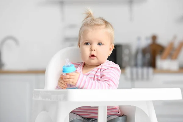 Linda Niña Con Botella Agua Sentada Silla Alta Cocina — Foto de Stock