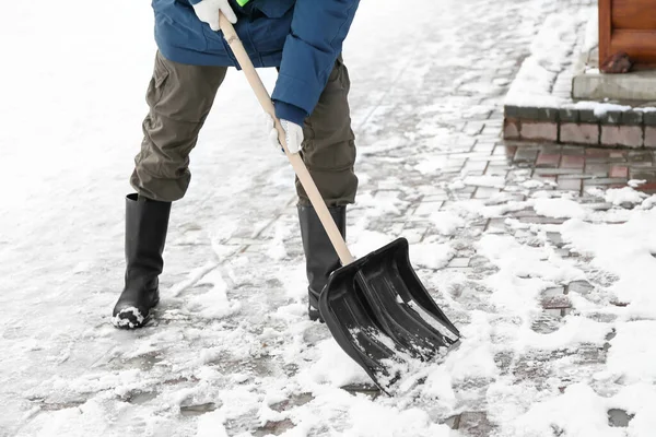 Hombre Quitando Nieve Con Pala Día Invierno — Foto de Stock