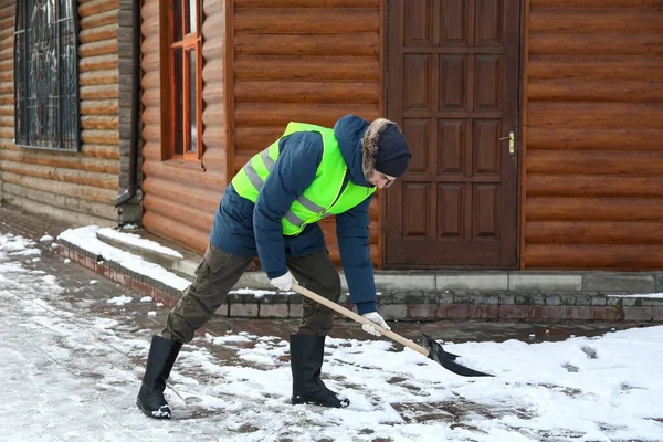 Homem Removendo Neve Com Dia Inverno — Fotografia de Stock
