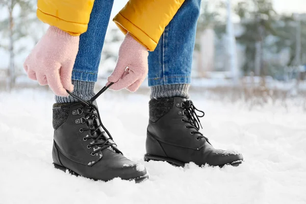 Young Woman Tying Shoe Laces Snowy Day — Stock Photo, Image