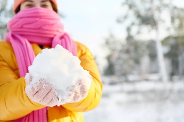 Young Woman Playing Snow Winter Day — Stock Photo, Image