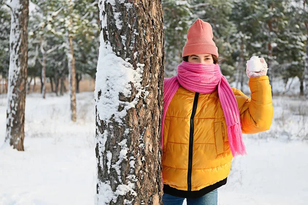 冬日与雪玩耍的年轻女子 — 图库照片