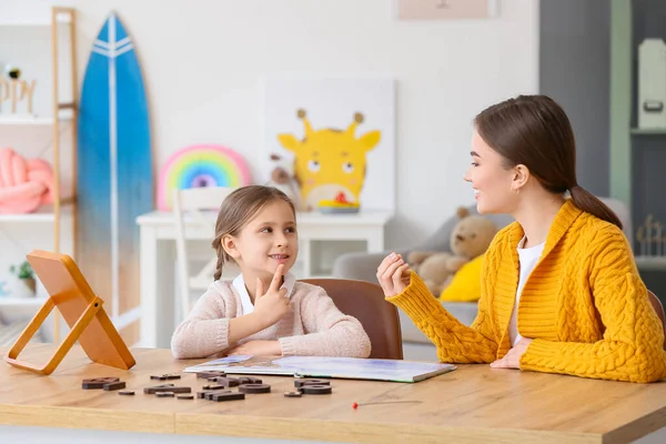 Logopädin Arbeitet Mit Süßem Mädchen Klinik — Stockfoto