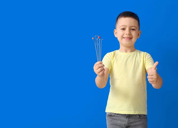 Menino Com Ferramentas Logopédicas Mostrando Polegar Para Cima Fundo Cor — Fotografia de Stock