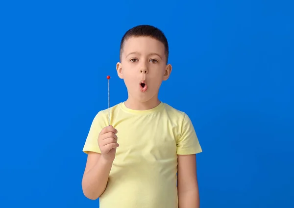 Ragazzino Con Strumento Logopedico Correzione Del Linguaggio Sfondo Colori — Foto Stock