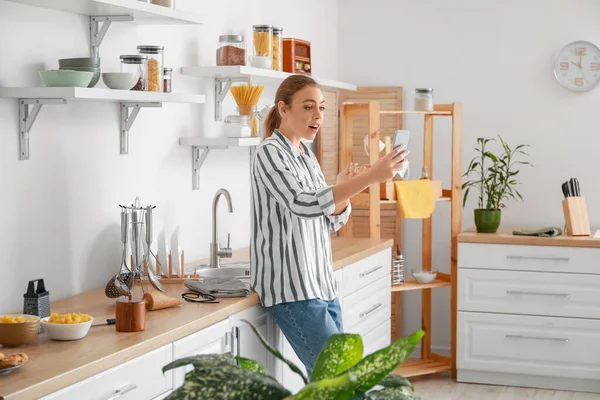 Surprised Young Woman Mobile Phone Video Chatting Kitchen — Stock Photo, Image
