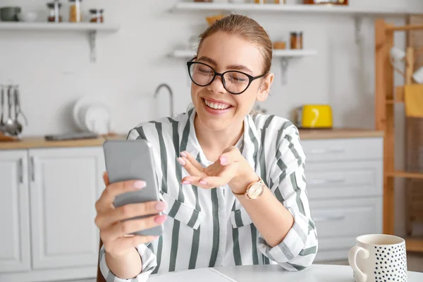 Young Woman Mobile Phone Video Chatting Kitchen — Stock Photo, Image