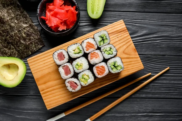 Tavola Con Set Maki Roll Ingredienti Fondo Legno Scuro Primo — Foto Stock