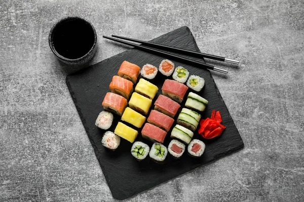 Set Deliciosos Rollos Sushi Palillos Tazón Con Salsa Soja Sobre —  Fotos de Stock