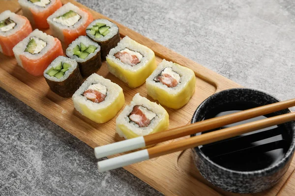 Conjunto Diferentes Rollos Sushi Palillos Tazón Con Salsa Soja Sobre —  Fotos de Stock