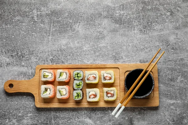 Set Diversi Involtini Sushi Bacchette Ciotola Con Salsa Soia Sfondo — Foto Stock