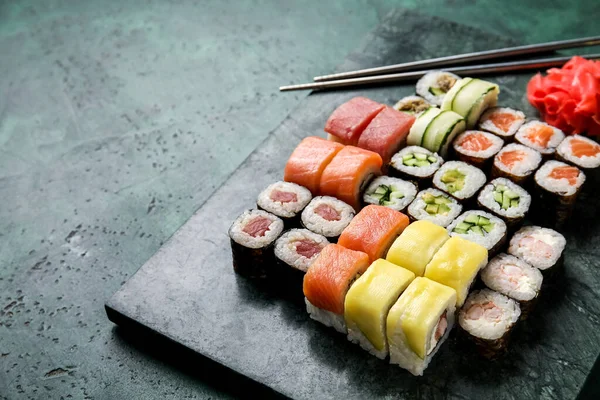 Tábla Készlet Finom Sushi Tekercsek Színes Háttér — Stock Fotó