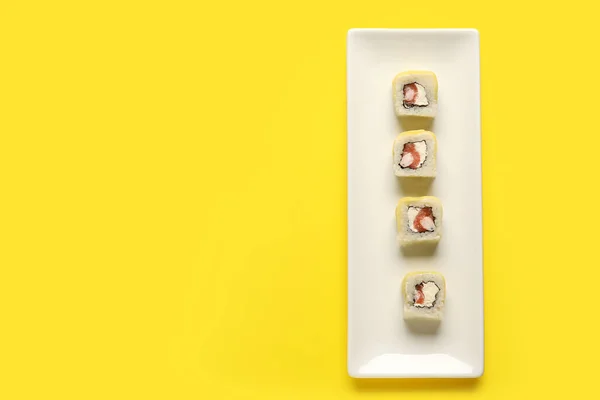 Talerz Pysznymi Rolkami Sushi Tle Koloru — Zdjęcie stockowe