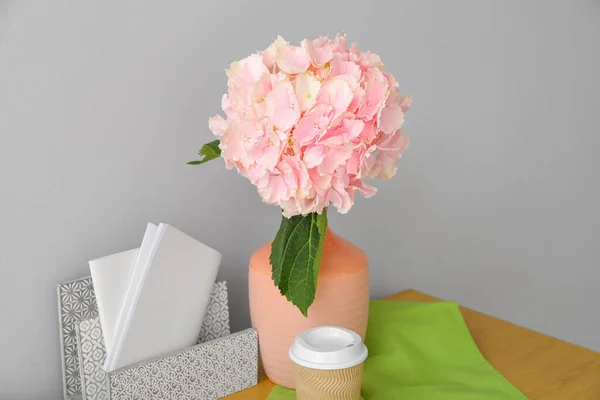 Vase Mit Hortensienblüten Und Organizer Auf Tisch Neben Lichtwand — Stockfoto