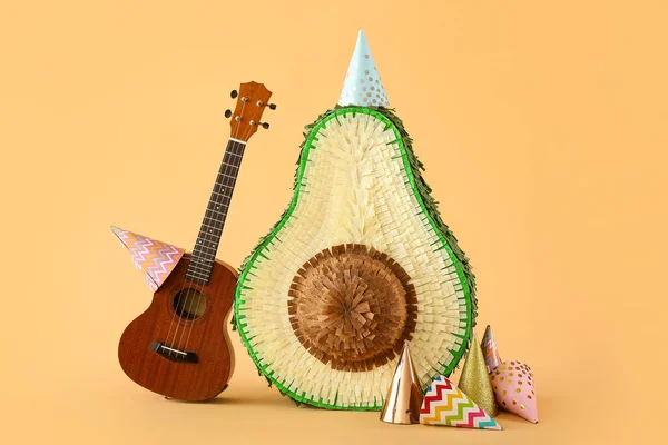 Мексиканская Пината Шляпах Вечеринок Гитаре Цветном Фоне — стоковое фото