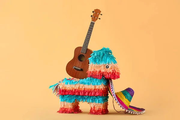 Pinata Mexicana Forma Cavalo Chapéu Sombrero Guitarra Sobre Fundo Cor — Fotografia de Stock