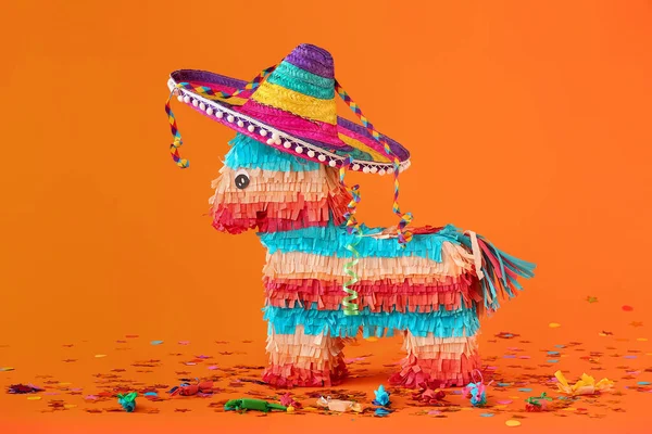 Mexikanska Pinata Med Sombrero Hatt Och Konfetti Orange Bakgrund — Stockfoto