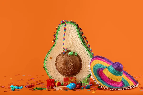 Pinata Mexicana Com Chapéu Sombrero Maracas Presentes Sobre Fundo Cor — Fotografia de Stock