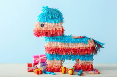 Meksika pinyatası, hediyeler ve marakalar.