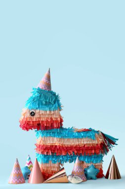 Meksika pinyatası ve parti şapkaları