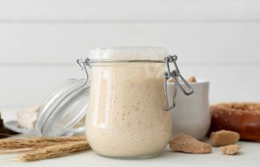 Masanın üzerinde taze ekşi mayalı cam kavanoz