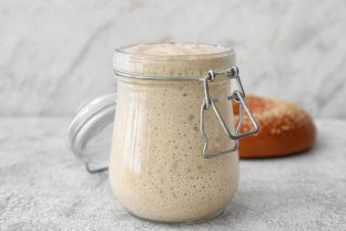 Masada taze ekşi mayalı cam kavanoz