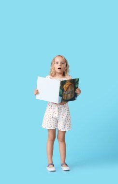 Renk geçmişi ile ilgili kitabı olan küçük bir kız.