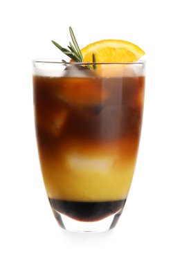 Beyaz arka planda portakal suyu olan bir bardak lezzetli kahve.