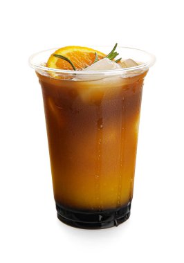 Beyaz arka planda portakal suyu olan plastik kahve.