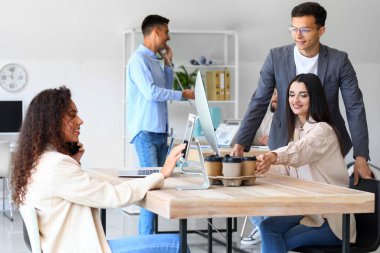 Ofiste çalışan genç iş arkadaşları.