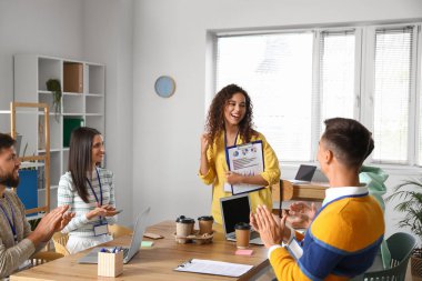 Ofiste sunum sırasında mutlu iş arkadaşları
