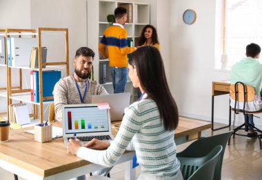 Ofiste çalışan genç iş adamları