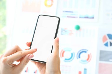 Ofiste cep telefonu kullanan iş kadını, yakın plan.