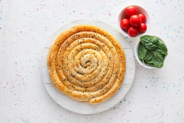 Lezzetli ıspanaklı ahşap pasta ve hafif arka planda malzemeler.