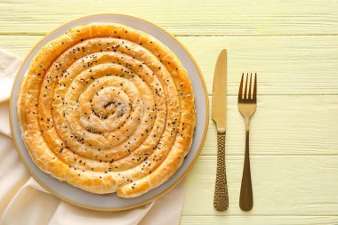 Ahşap kaplamalı, lezzetli ıspanaklı turta.