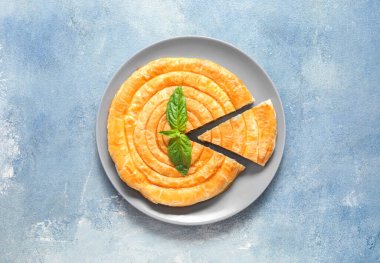 Renkli arkaplanda lezzetli ıspanaklı turta tabağı