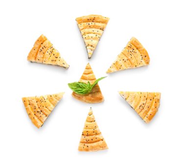 Beyaz arka planda lezzetli ıspanaklı turta kompozisyonu