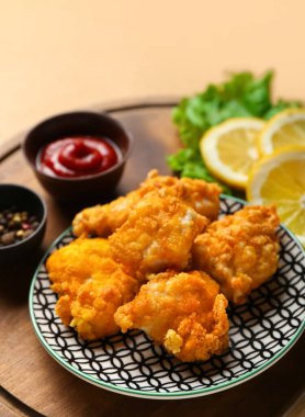 Masada kızarmış mısır tavuğu olan bir pano, yakın plan.