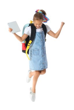 Beyaz arka planda zıplayan küçük okul kızı.