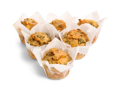 Beyaz arka planda lezzetli ıspanaklı kekler.