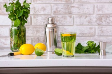 Mutfaktaki masada limonlu bir bardak lezzetli nane çayı.